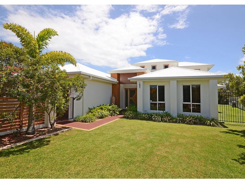 18 Harrison Cct, Urangan QLD 4655