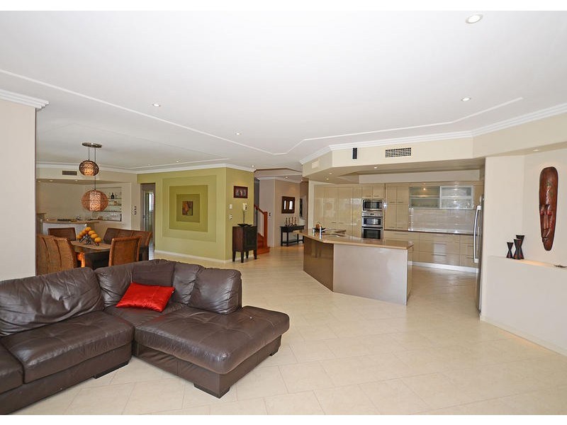 18 Harrison Cct, Urangan QLD 4655