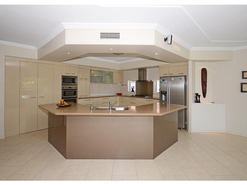 18 Harrison Cct, Urangan QLD 4655