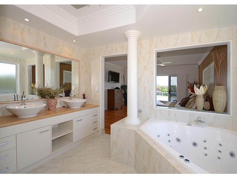 18 Harrison Cct, Urangan QLD 4655