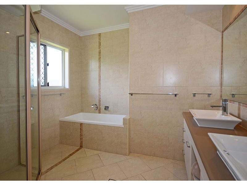 18 Harrison Cct, Urangan QLD 4655