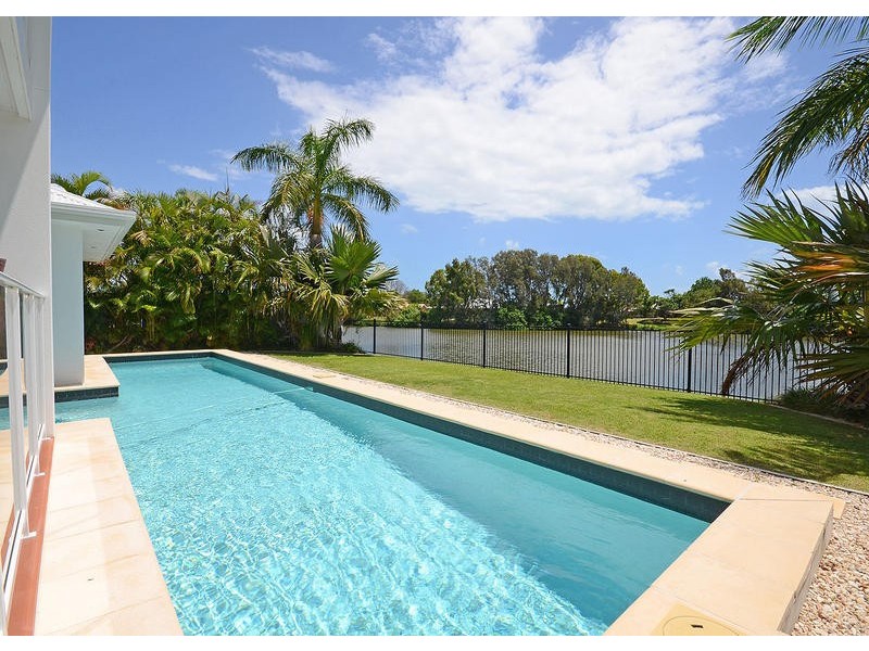 18 Harrison Cct, Urangan QLD 4655