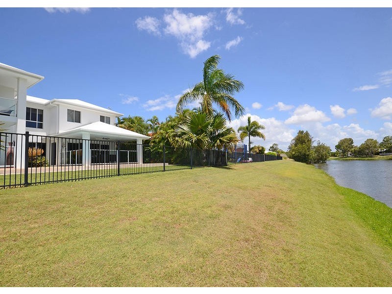 18 Harrison Cct, Urangan QLD 4655