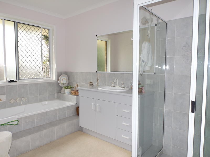 24 Rocky Crt, Kawungan QLD 4655