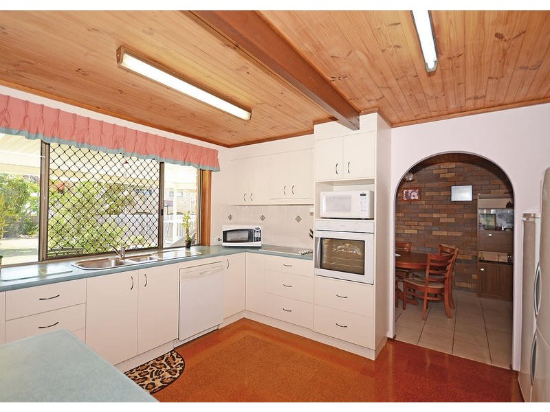 12 Flinders St, Point Vernon QLD 4655