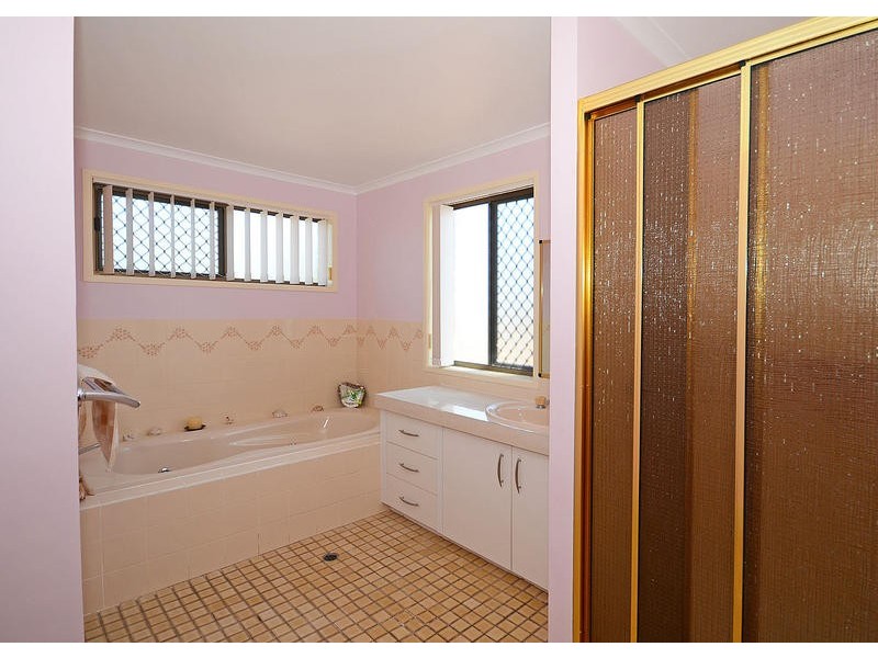 12 Flinders St, Point Vernon QLD 4655
