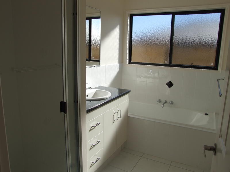 24 Bounty Cct, Eli Waters QLD 4655