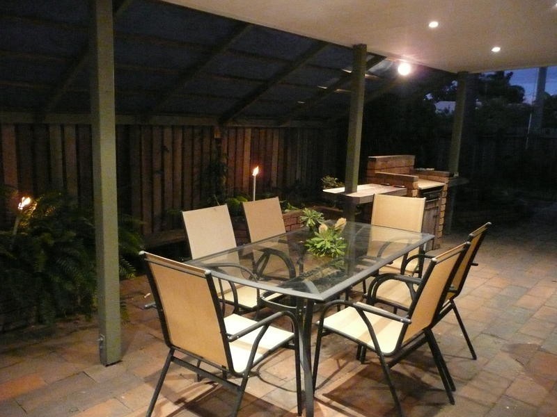 11 Owen Crescent, Urangan QLD 4655