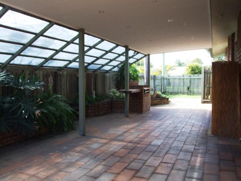 11 Owen Crescent, Urangan QLD 4655