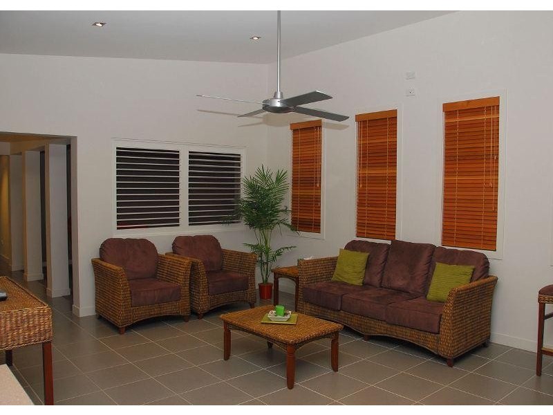 10 Earl St Vincent Circuit. Mariner’s Cove, Eli Waters QLD 4655