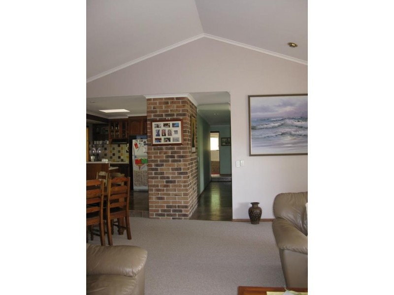 2 Hanover Drive, Urraween QLD 4655