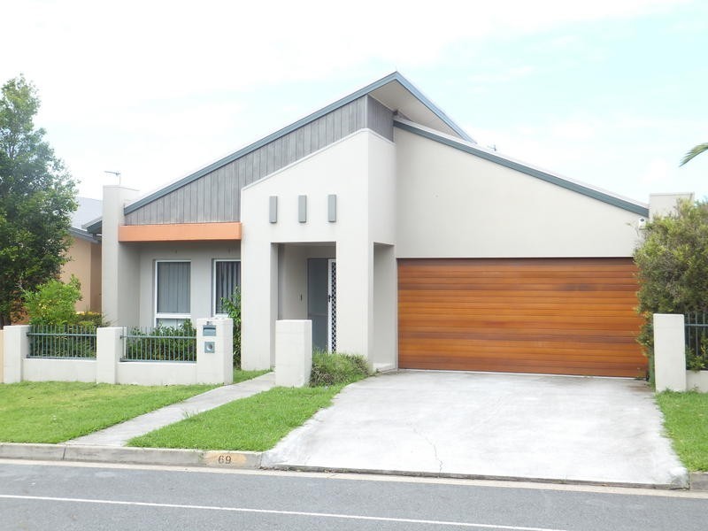 69 Azzurra Drive, Varsity Lakes QLD 4227