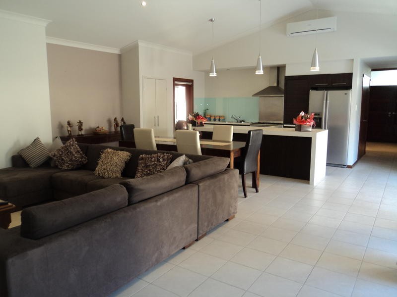 3 Campelles Avenue, Varsity Lakes QLD 4227