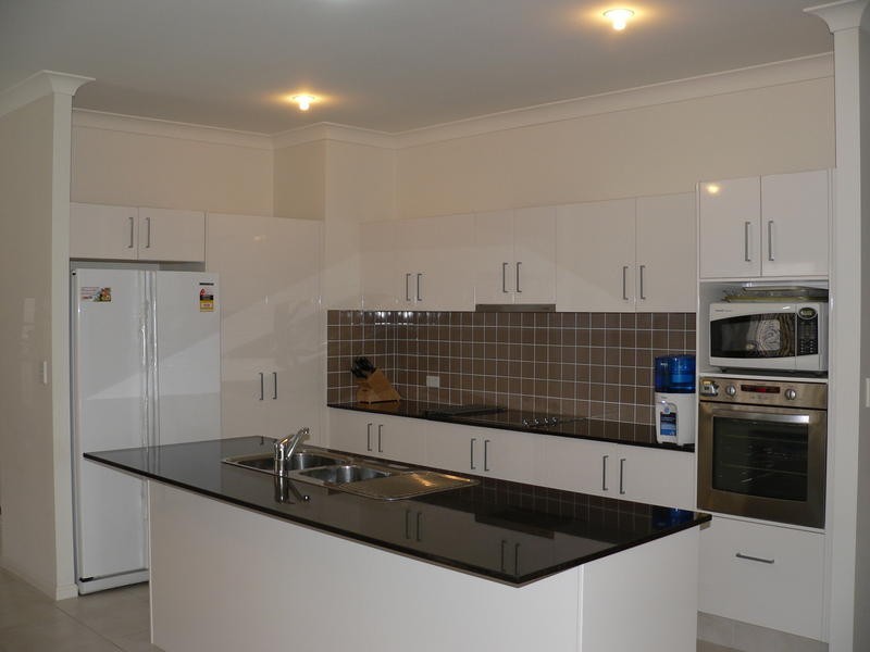 27 Castello Circuit, Varsity Lakes QLD 4227