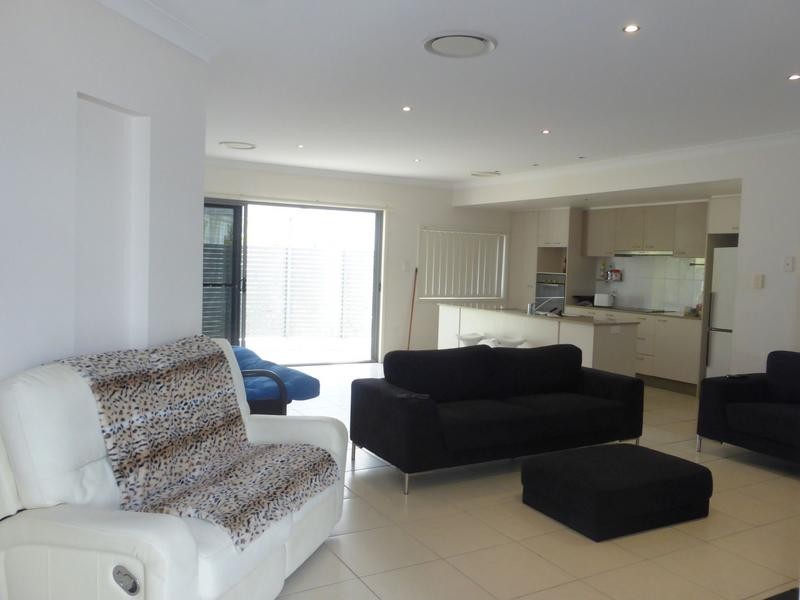 2/ 10 Cezaire Avenue, Varsity Lakes QLD 4227