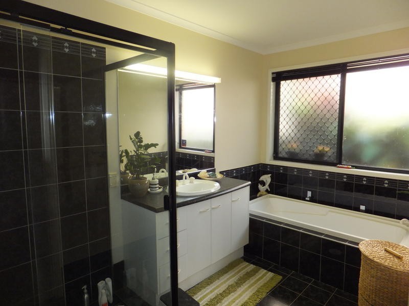 19 Hibertia Avenue, Elanora QLD 4221