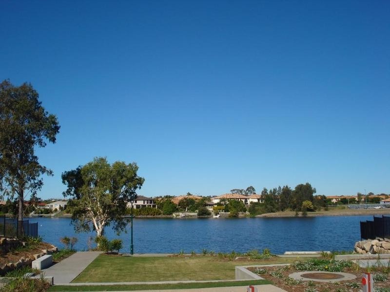 20 Lakefront Crescent, Varsity Lakes QLD 4227