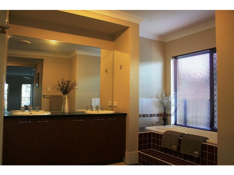 68 Observatory Drive, Reedy Creek QLD 4227
