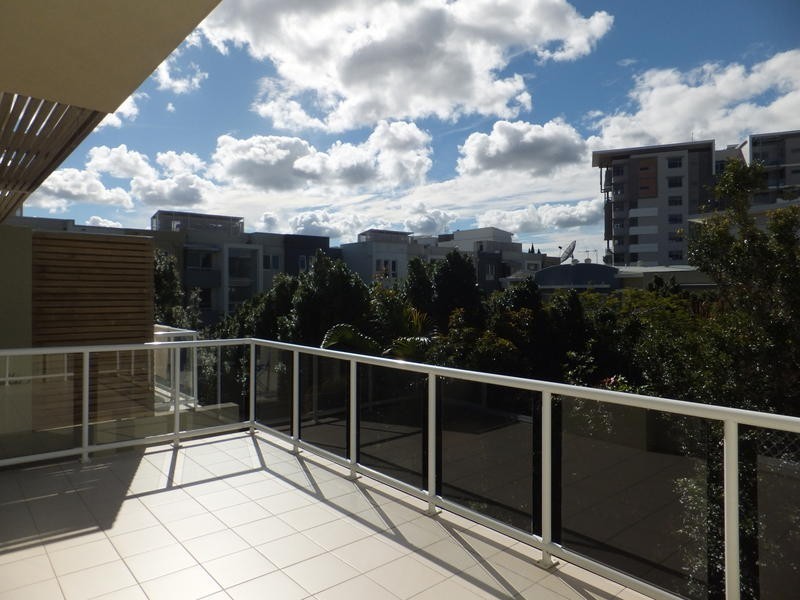 61 Riverwalk Avenue, Robina QLD 4226