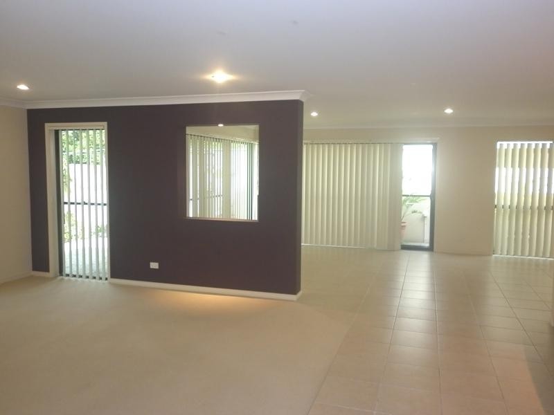 2/ 4 Silvermaple Street, Robina QLD 4226