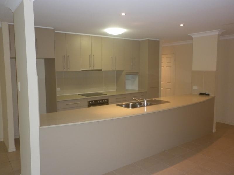 2/ 4 Silvermaple Street, Robina QLD 4226