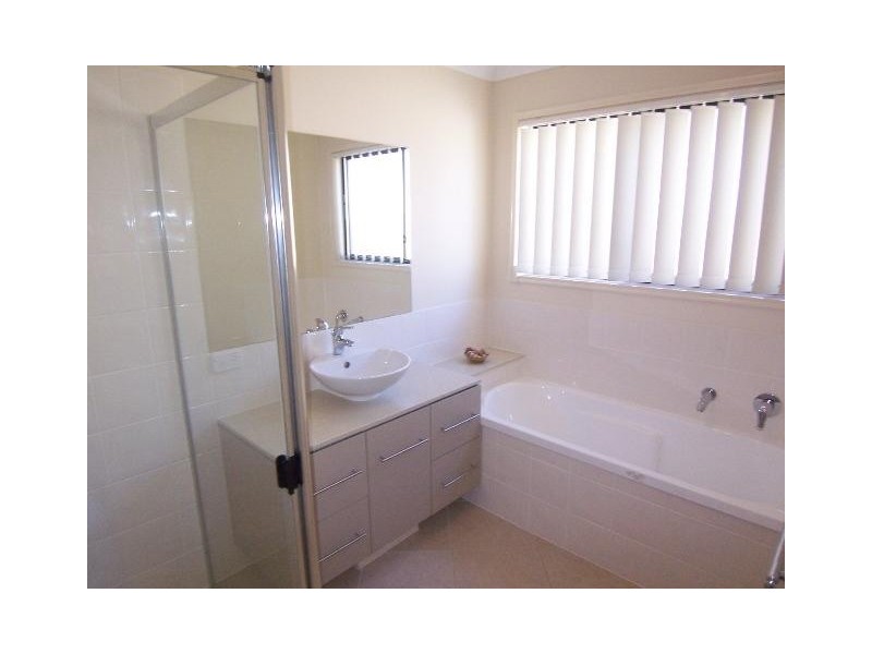 2/ 4 Silvermaple Street, Robina QLD 4226