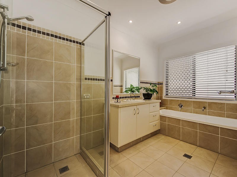 2/ 7 Silvermaple Street, Robina QLD 4226