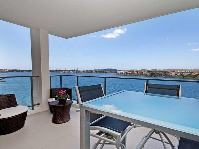 @/ 9 Moores Crescent, Varsity Lakes QLD 4227