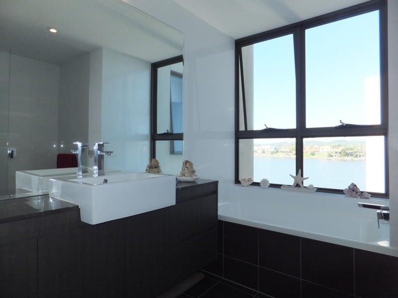 @/ 9 Moores Crescent, Varsity Lakes QLD 4227