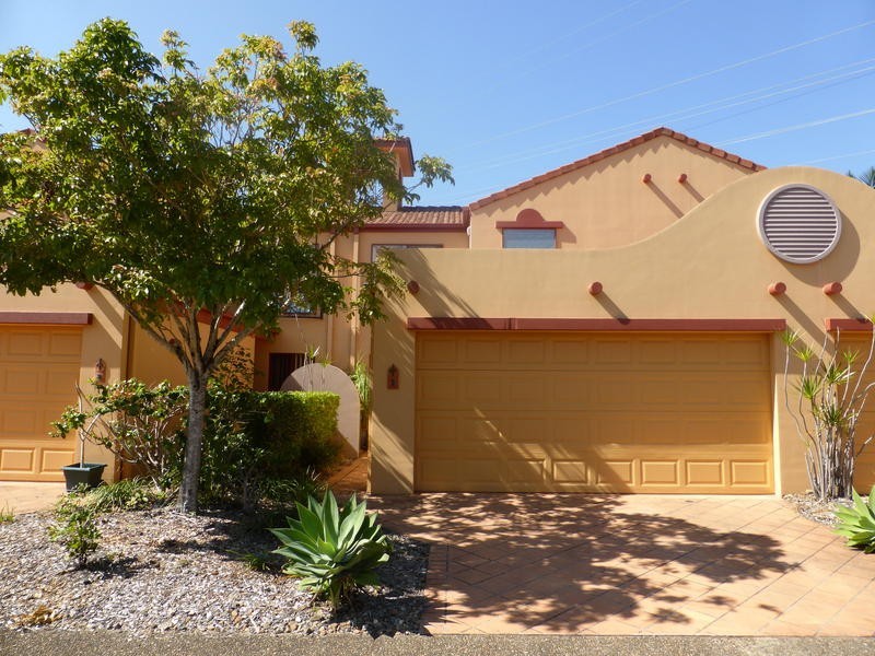 2/ 8 Woody Views Way, Robina QLD 4226