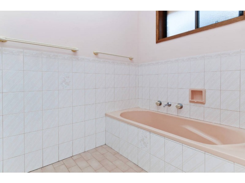 24 Fiona Crescent, Lake Cathie NSW 2445