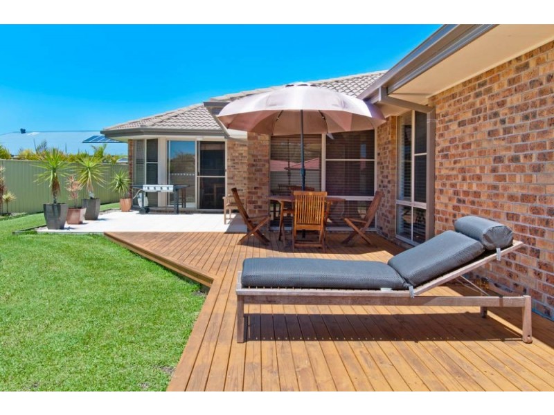 4 Whitby Pl, Lake Cathie NSW 2445