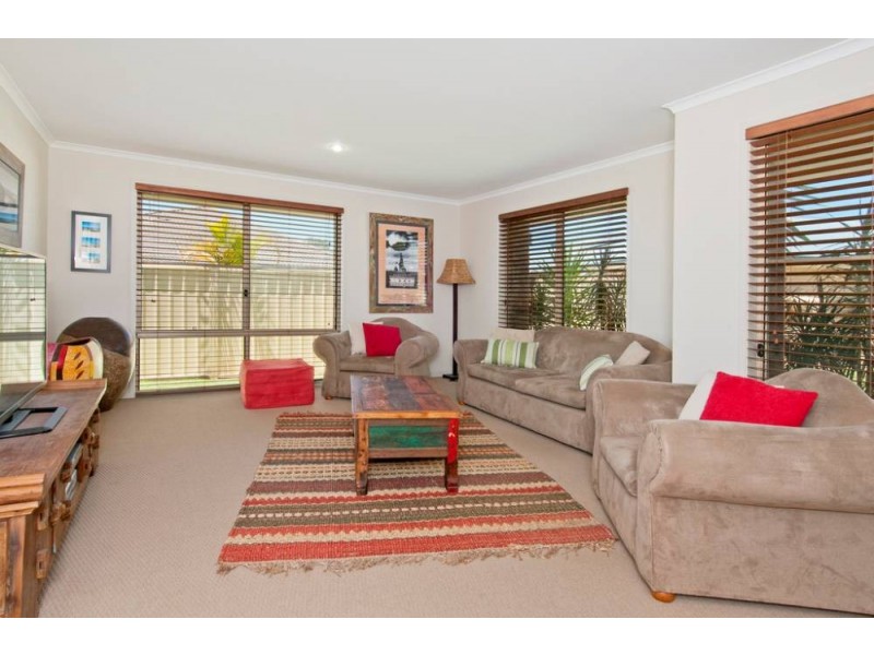 4 Whitby Pl, Lake Cathie NSW 2445