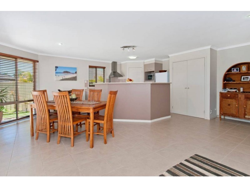 4 Whitby Pl, Lake Cathie NSW 2445