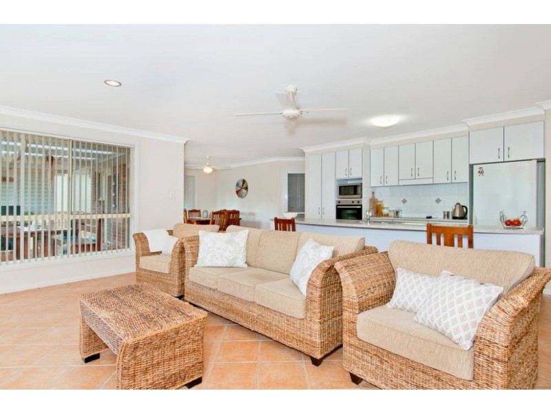 7 Dampier Crt, Lake Cathie NSW 2445