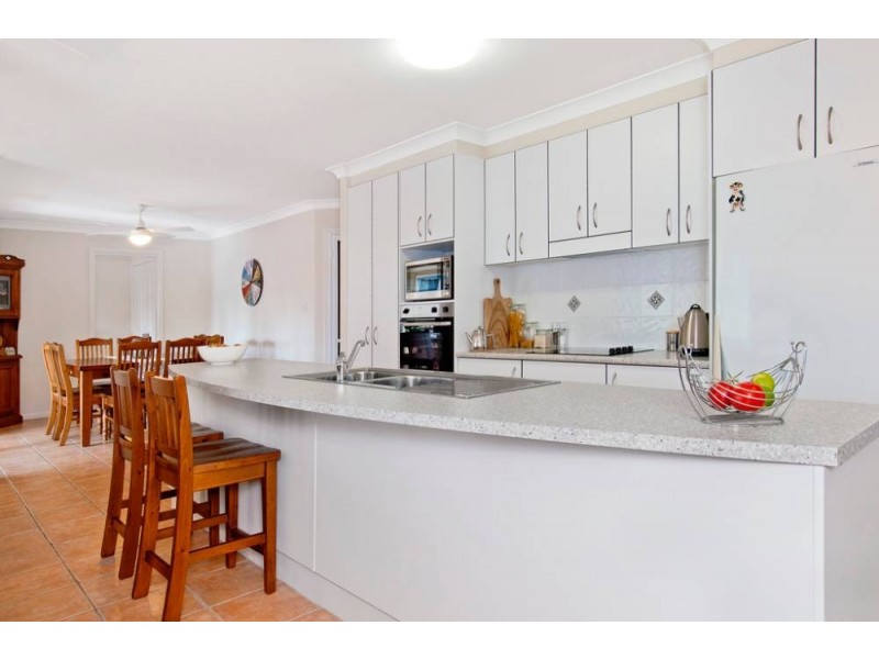 7 Dampier Crt, Lake Cathie NSW 2445