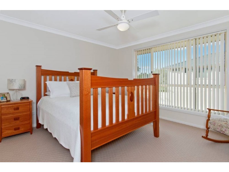 7 Dampier Crt, Lake Cathie NSW 2445