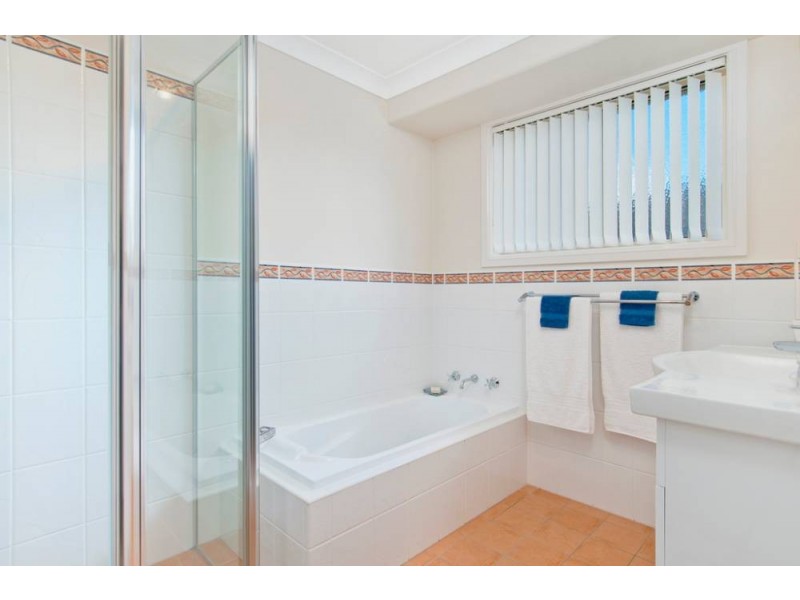 7 Dampier Crt, Lake Cathie NSW 2445