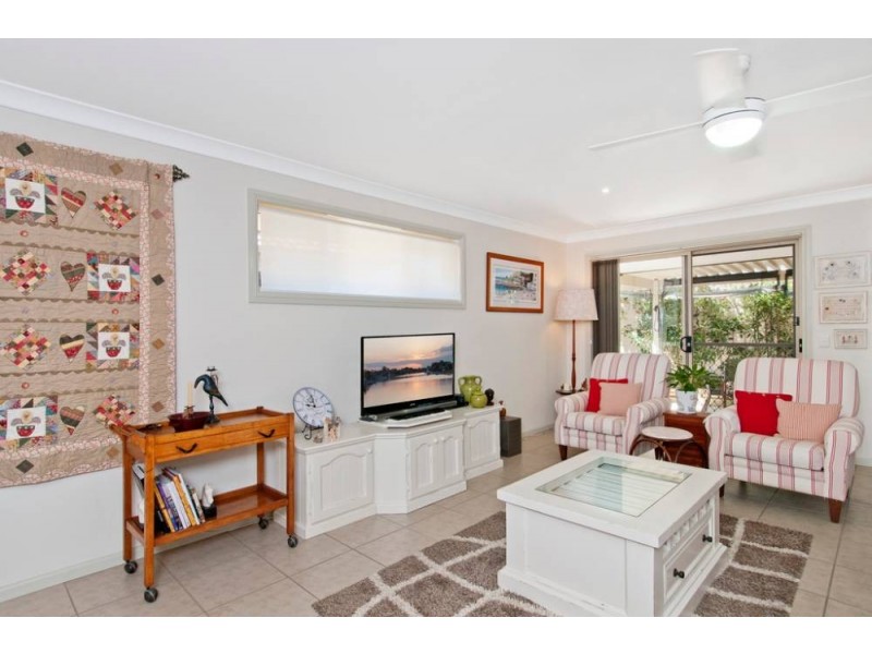 2/15 Eagle Pl, Lake Cathie NSW 2445