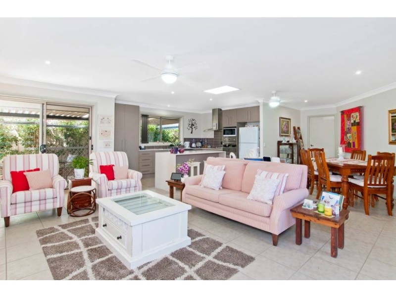 2/15 Eagle Pl, Lake Cathie NSW 2445