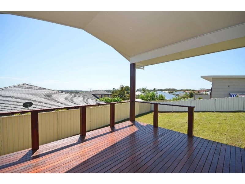 16 St Lucia Pl, Bonny Hills NSW 2445