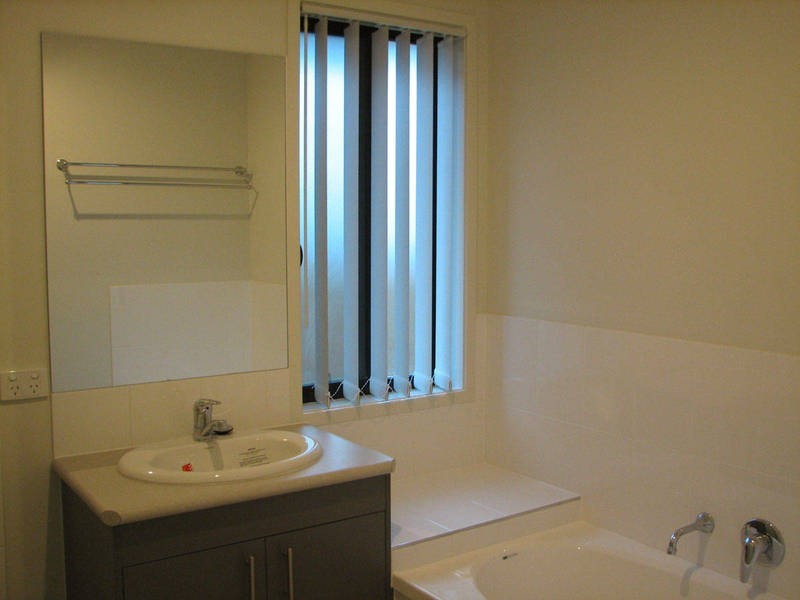 25 Nixon Dr, North Booval QLD 4304