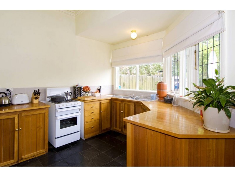 10 Thomson Street, Seddon VIC 3011