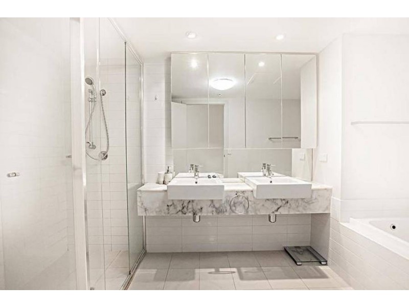 2307/100 Harbour Esplanade, Docklands VIC 3008