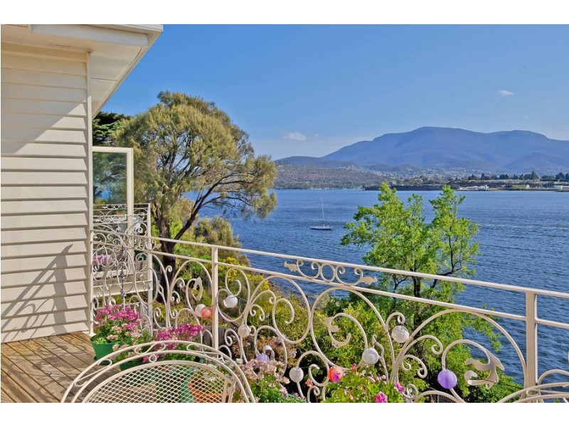 91 Derwent Avenue, Lindisfarne TAS 7015