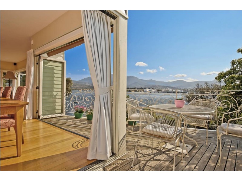 91 Derwent Avenue, Lindisfarne TAS 7015