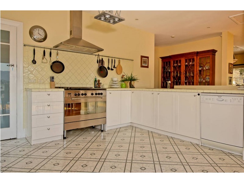 91 Derwent Avenue, Lindisfarne TAS 7015