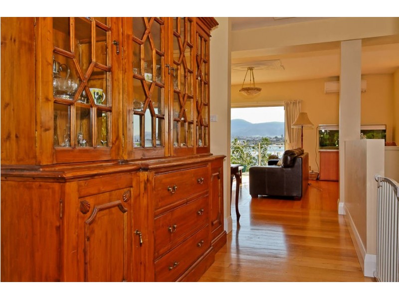 91 Derwent Avenue, Lindisfarne TAS 7015