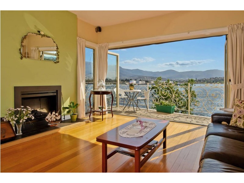 91 Derwent Avenue, Lindisfarne TAS 7015