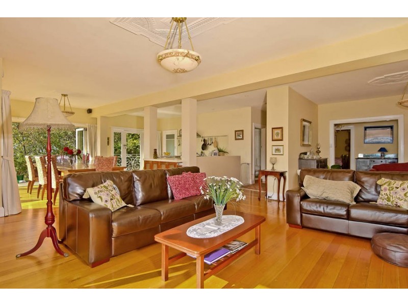 91 Derwent Avenue, Lindisfarne TAS 7015